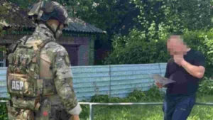 Співробітник ДБР розмовляє з чоловіком під час розслідування смерті після ТЦК