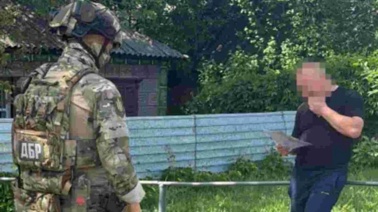 Співробітник ДБР розмовляє з чоловіком під час розслідування смерті після ТЦК
