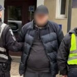 Полицейские сопровождают подозреваемого в убийстве Анастасии Березовской
