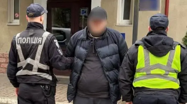 Полицейские сопровождают подозреваемого в убийстве Анастасии Березовской