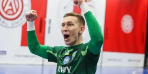Олександр Сухов святкує в зеленій формі воротаря ХІТа