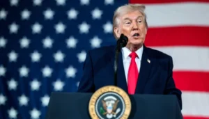 Дональд Трамп выступает с заявлением о завершении перемирия между США и Ираном