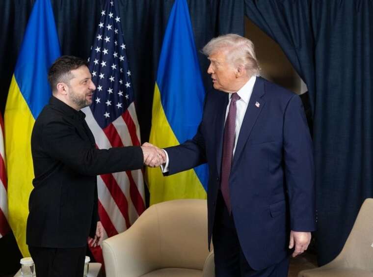 Владимир Зеленский и Дональд Трамп жмут руки на встрече