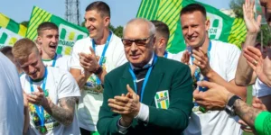Геннадий Буткевич аплодирует среди игроков Полесья с медалями