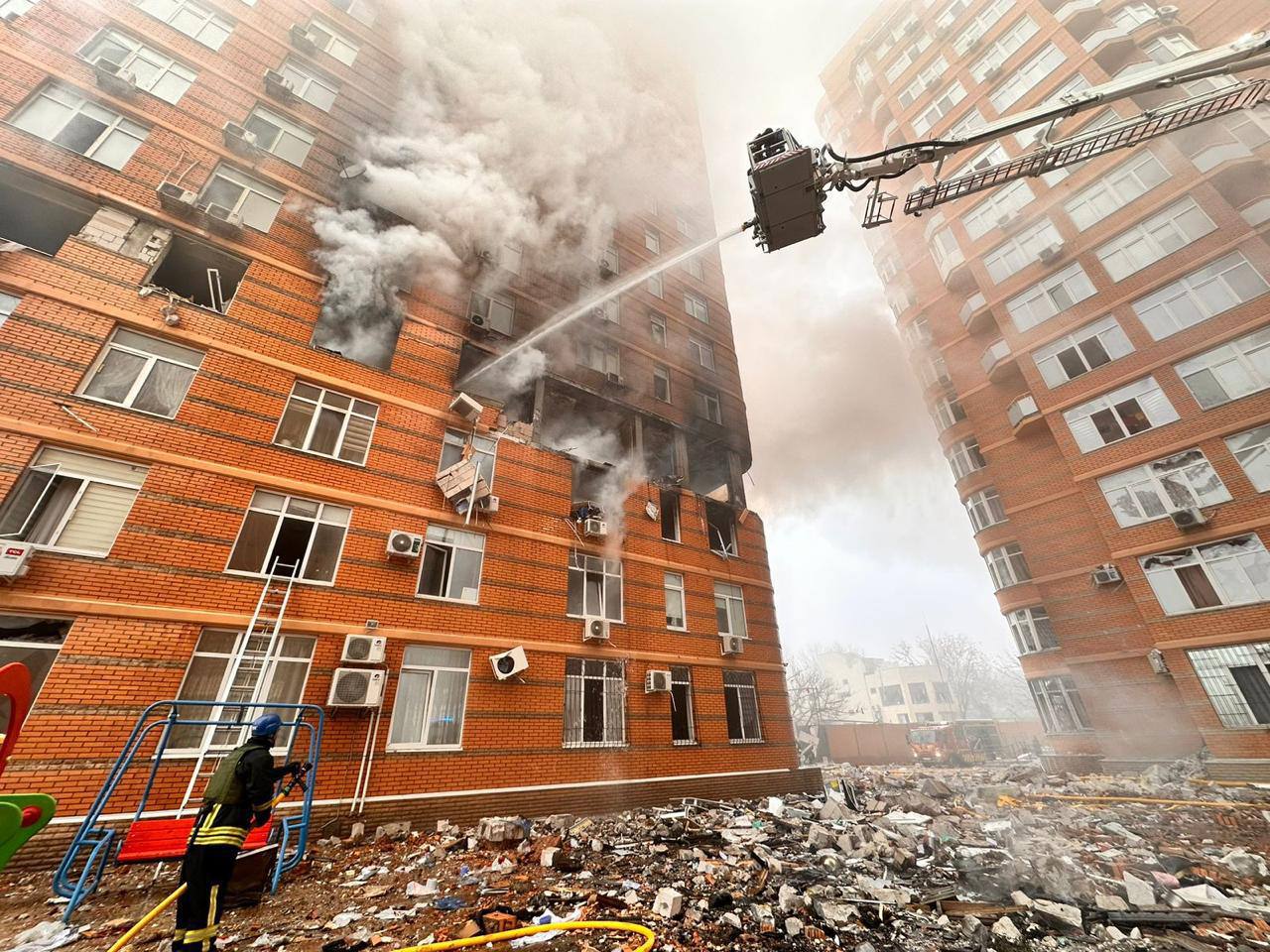 Пожежники гасять вогонь у пошкодженій багатоповерхівці Одеси після удару