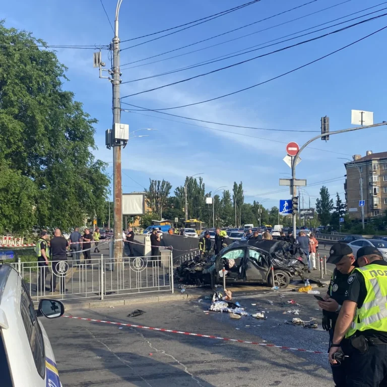 У Києві водій наїхав на військового та пошкодив авто під час втечі