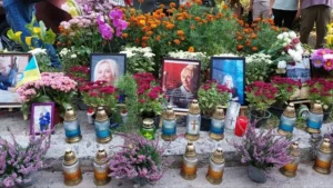 Меморіал Ірини Фаріон у Львові з квітами, свічками та портретами на місці вбивства