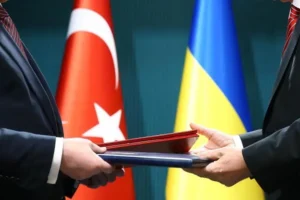 Представники України та Туреччини обмінюються документами про вільну торгівлю на тлі прапорів