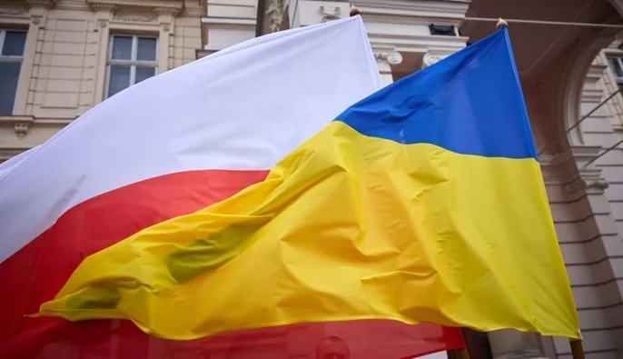 Флаги Польши и Украины развеваются на фоне возможного конфликта 11 июля