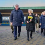 Урсула фон дер Ляйен с цветами и европейскими лидерами на вокзале в Киеве