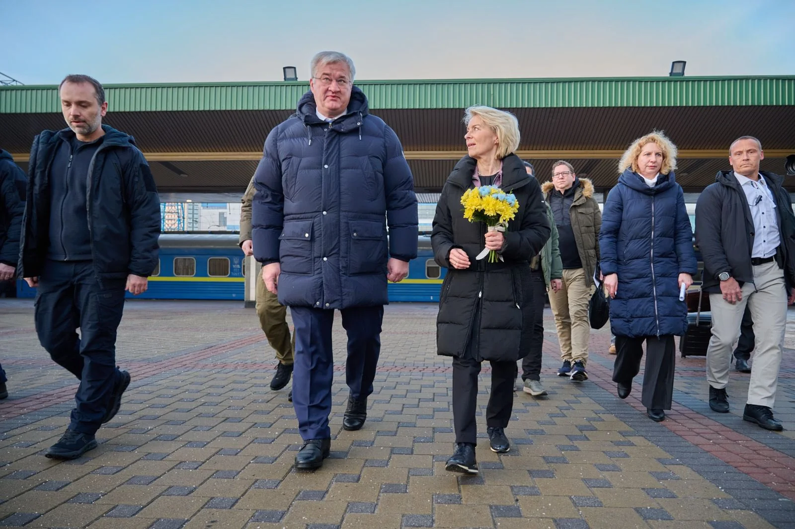 Урсула фон дер Ляєн з квітами та європейськими лідерами на вокзалі в Києві