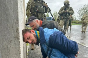 Затриманий цивільний з пораненням обличчя під контролем військових у Київській області