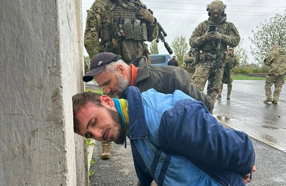 Затриманий цивільний з пораненням обличчя під контролем військових у Київській області