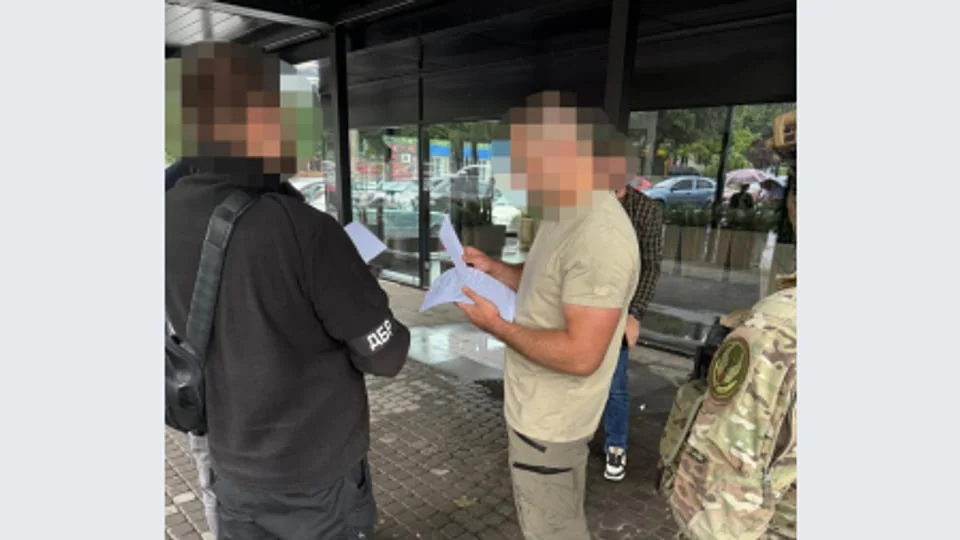 Военнослужащий полка Скеля с документами во время ареста в Киеве