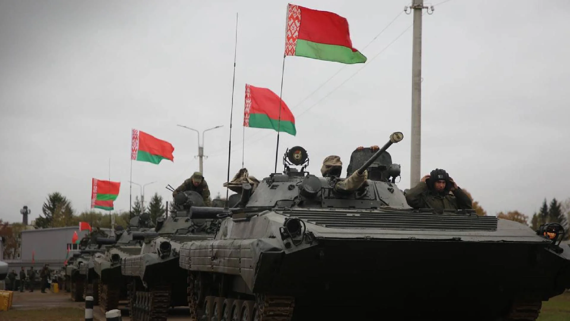 Белорусские танки с флагами во время оценки риска наступления на Украину