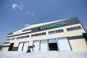 Будівля заводу Фіднова Центр з логотипом FEEDNOVA та оздобленням на вході