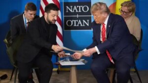 Зеленский и Трамп обмениваются документами на саммите НАТО