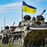 Украинские бронемашины ВСУ с флагом во время освобождения Новохатского на Донетчине
