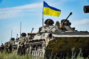 Украинские бронемашины ВСУ с флагом во время освобождения Новохатского на Донетчине