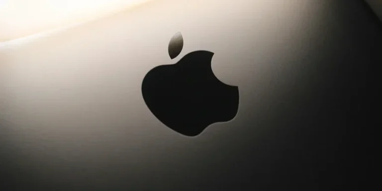 Apple звинувачує 11 експрацівників у зливі секретів OpenAI