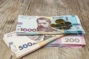 Допомога пенсіонерам 2000 грн: хто має право і як отримати у 2026 році
