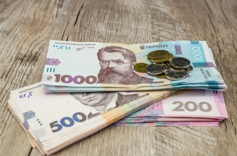 Допомога пенсіонерам 2000 грн: хто має право і як отримати у 2026 році