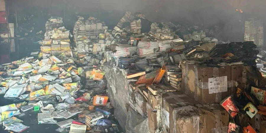 Згорілі та пошкоджені книжки у задимленому складі видавництва після атаки