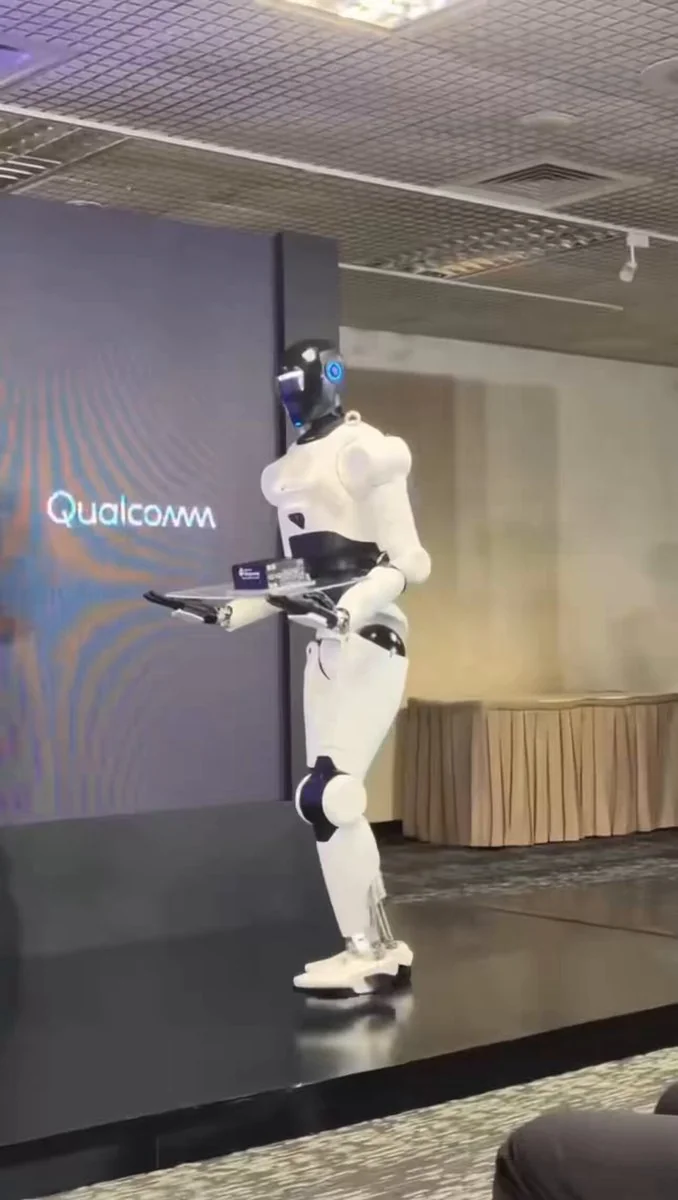 Робот Qualcomm впав на сцені Computex 2026