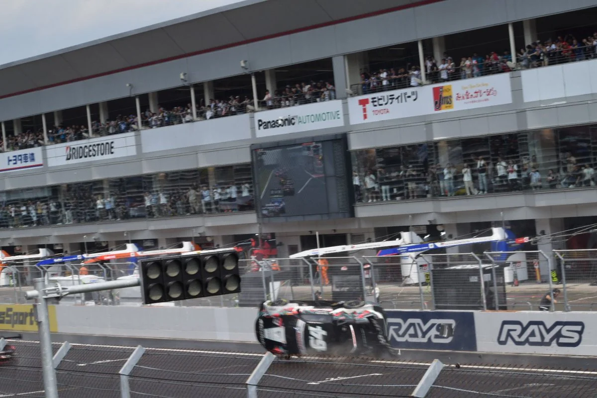 Автомобіль Super GT з номером 14 після аварії ковзає боком трасою Фудзі